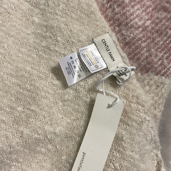 Beautiful scarf, NWT. - Picture 2 of 2